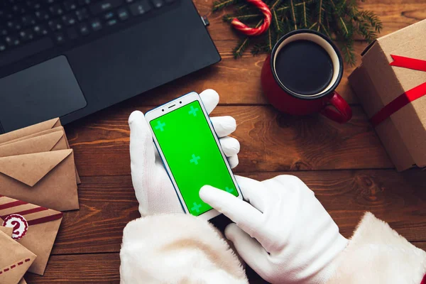 Kerstman Had Handschoenen Aan Hield Een Telefoon Vast Chromakey Daarnaast — Stockfoto