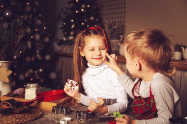 Çocuklar mutfakta unla oynuyorlar. Noel süsleri, aile gelenekleri, Noel yemeği, tatil arifesi.. 