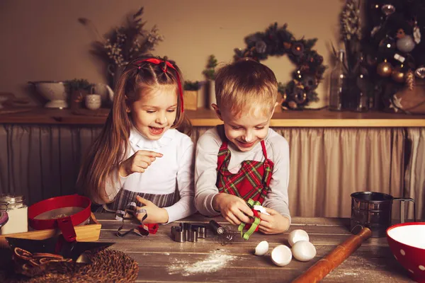 Дети Кухне Готовят Печенье Рождественские Украшения Семейные Традиции Рождественская Еда — стоковое фото