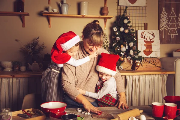 Mama Dzieci Przygotowują Ciasteczka Kuchni Dekoracje Świąteczne Tradycje Rodzinne Świąteczne — Zdjęcie stockowe