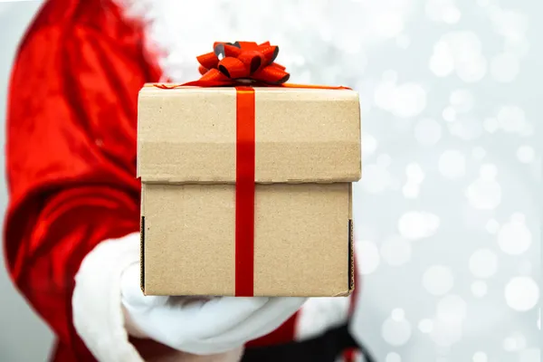 Papai Noel Luvas Mãos Segurando Uma Caixa Presente Com Fita — Fotografia de Stock