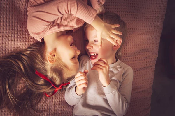 Παιδιά Διασκεδάζουν Στο Κρεβάτι Λυκόφως Ώρα Για Ύπνο — Φωτογραφία Αρχείου
