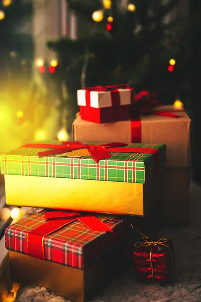 圣诞和新年装饰品 礼品盒 云杉枝条 窗台上明亮的花环 冬夜舒适的圣诞节 有选择的重点 — 图库照片