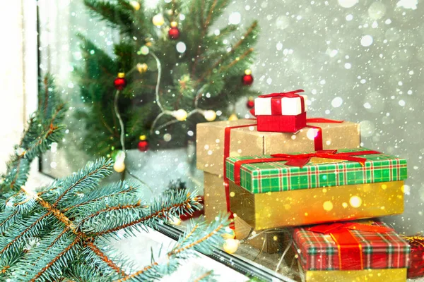Kerst Nieuwjaar Decoraties Geschenkdozen Dennentakken Bloemenslinger Vensterbank Gezellige Kerst Selectieve — Stockfoto