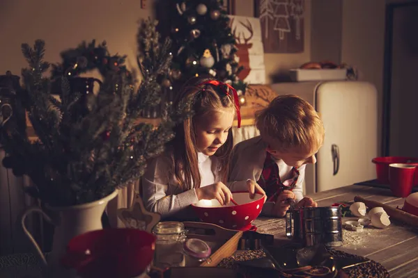 厨房里的孩子们在准备饼干 圣诞装饰品 家庭传统 圣诞食品 节日前夕 — 图库照片