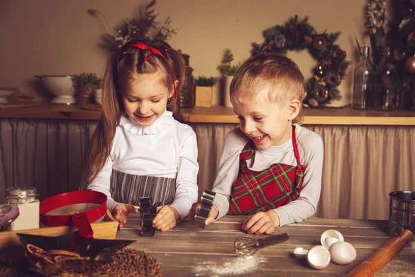 Дети Кухне Готовят Печенье Рождественские Украшения Семейные Традиции Рождественская Еда — стоковое фото