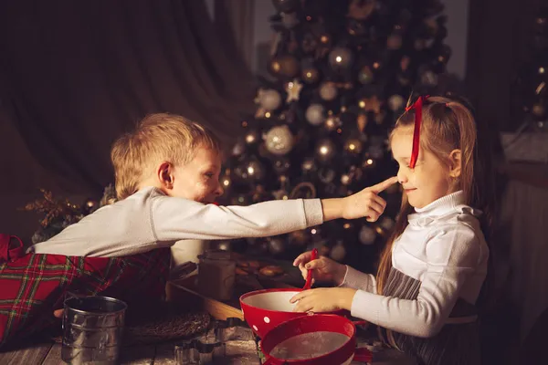 キッチンの子供たちは小麦粉で遊ぶ クリスマスの装飾 家族の伝統 クリスマスの食べ物 休日の前夜 — ストック写真