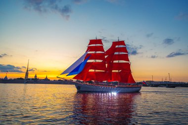 Neva Nehri 'nin sularında kızıl yelkenli gemi. Mezuniyet partisi için prova. Saint Petersburg, Rusya - 25 Haziran 2021. 