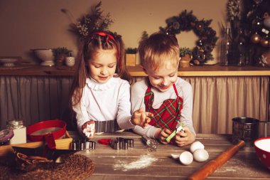 Çocuklar mutfakta kurabiye hazırlıyorlar. Noel süsleri, aile gelenekleri, Noel yemeği, tatil arifesi.. 