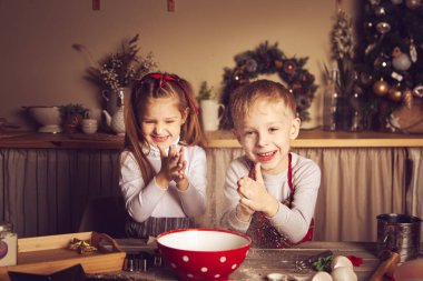 Çocuklar mutfakta unla oynuyorlar. Noel süsleri, aile gelenekleri, Noel yemeği, tatil arifesi.. 