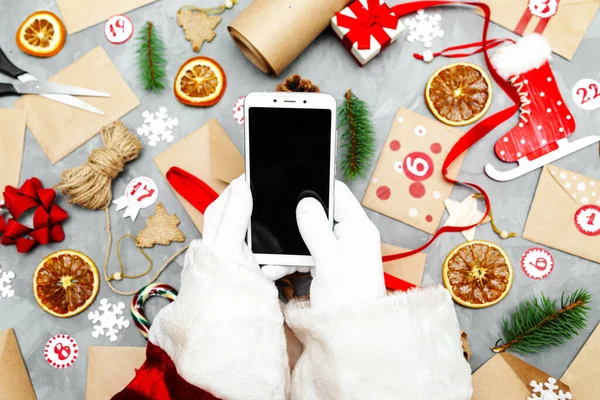 Handen Van Kerstman Met Een Telefoon Adventskalender Voorbereiden Seizoensgebonden Kersttraditie — Stockfoto