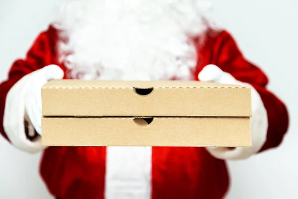 比萨盒在圣诞老人手里 圣诞快餐店新年前夕的促销活动 — 图库照片