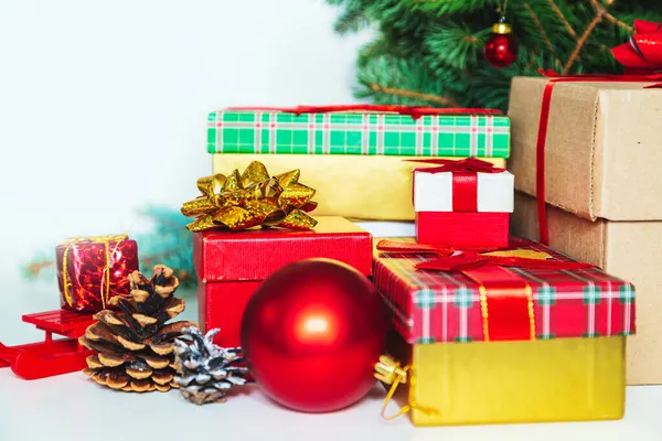 Kerst Nieuwjaar Decoraties Geschenkdozen Sparren Takken Kerstballen Gezellige Kerst — Stockfoto