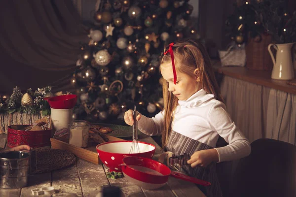 台所の女の子はクッキーを準備している クリスマスの装飾 家族の伝統 クリスマスの食べ物 休日の前夜 — ストック写真