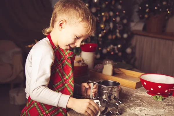 Chico Está Preparando Galletas Cocina Decoraciones Navideñas Tradiciones Familiares Comida — Foto de Stock