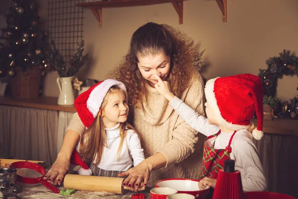 Μαμά Και Παιδιά Ετοιμάζουν Μπισκότα Στην Κουζίνα Χριστουγεννιάτικα Στολίδια Οικογενειακές — Φωτογραφία Αρχείου