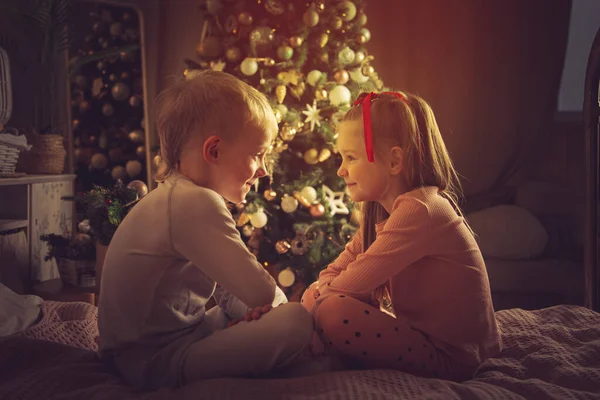 Los Niños Yacen Cama Sobre Fondo Árbol Navidad Decoraciones Navidad —  Fotos de Stock