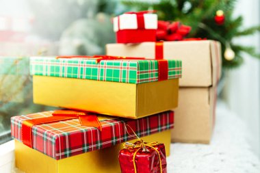 Noel ve yeni yıl süslemeleri. Hediye kutuları, köknar dalları, pencere kenarında çelenkler. Samimi Noel. 