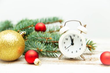 Alarm saati, köknar dalları ve ahşap bir arka planda Noel topları. Noel arkaplanı veya kartpostal. 