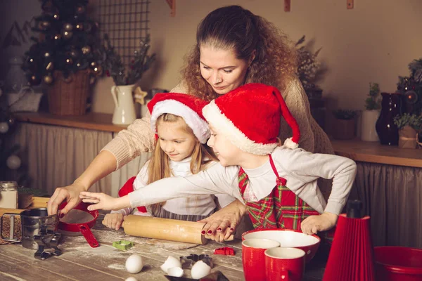 Mam Kinderen Bereiden Koekjes Keuken Kerstversiering Familietradities Kersteten Feestdag — Stockfoto