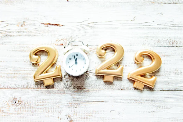 Velas Forma Números 2022 Reloj Despertador Que Muestra Medianoche Ramas — Foto de Stock