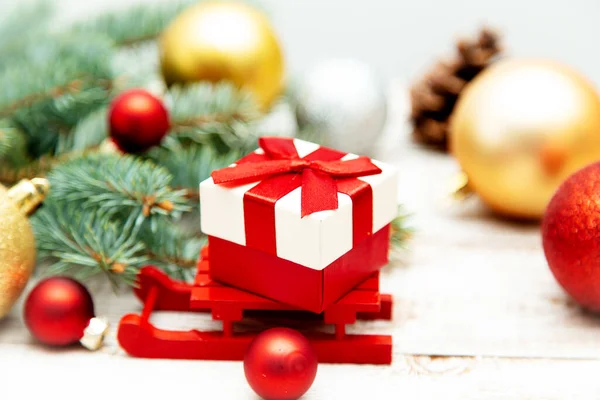 Cadeau Slee Sparren Takken Kerstballen Een Houten Achtergrond Kerstachtergrond Ansichtkaart — Stockfoto