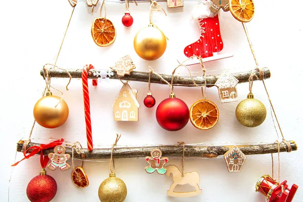 Χειροποίητο Χριστουγεννιάτικο Δέντρο Κρέμεται Ένα Λευκό Τοίχο Εναλλακτική Διακόσμηση Φιλικά — Φωτογραφία Αρχείου