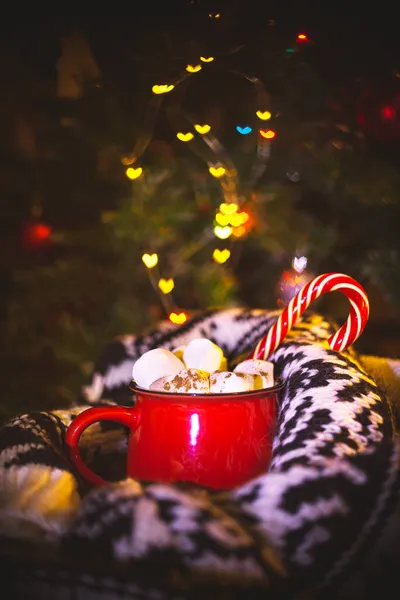 Červený Šálek Kakaem Marshmallows Tradiční Vánoční Ozdoby — Stock fotografie