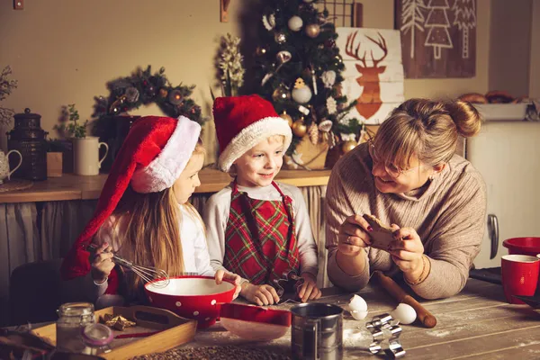 お母さんと子供たちは台所でクッキーを準備しています クリスマスの装飾 家族の伝統 クリスマスの食べ物 休日の前夜 — ストック写真