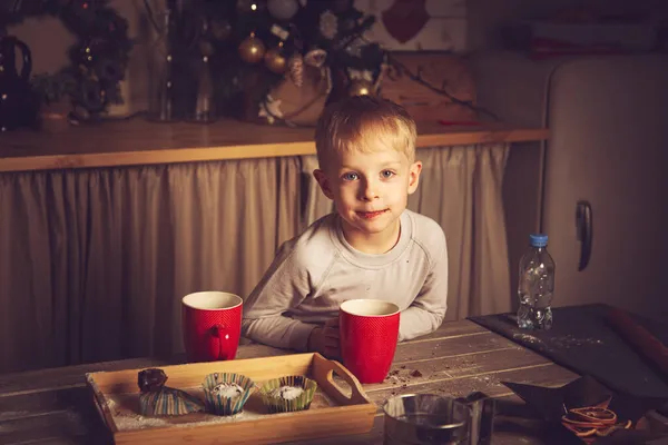 Ragazzo Sta Bevendo Del Con Dei Muffin Cucina Addobbi Natalizi — Foto Stock