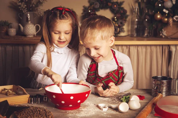 キッチンの子供たちはクッキーを準備しています クリスマスの装飾 家族の伝統 クリスマスの食べ物 休日の前夜 — ストック写真