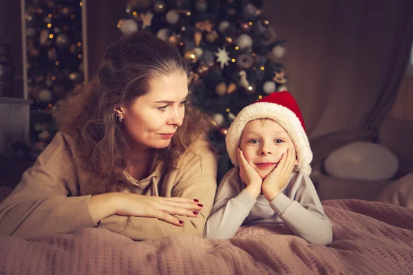 Mama Syn Leżą Łóżku Dekoracje Świąteczne Czeka Wakacje — Zdjęcie stockowe