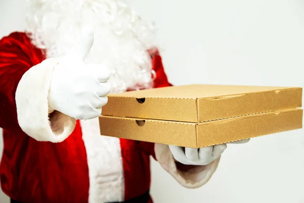 比萨盒在圣诞老人手里 圣诞快餐店新年前夕的促销活动 — 图库照片