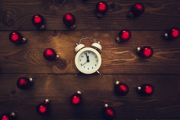 Reloj Despertador Que Muestra Medianoche Bolas Navidad Multicolores Sobre Fondo — Foto de Stock