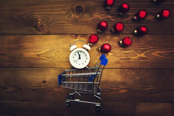 Wekker Met Middernacht Kleine Kar Veelkleurige Kerstballen Een Houten Achtergrond — Stockfoto