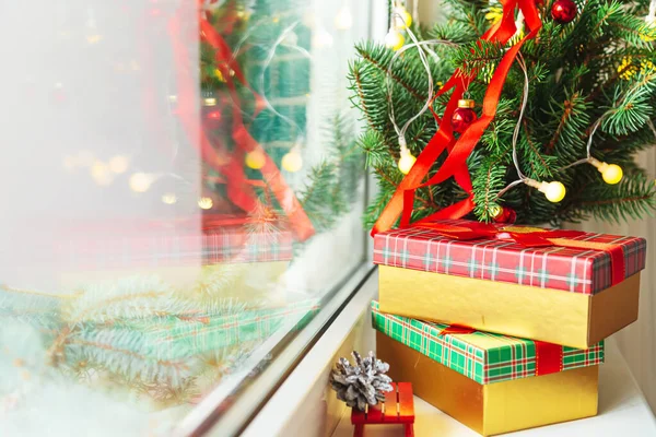 Kerst Nieuwjaar Decoraties Geschenkdozen Dennentakken Bloemenslinger Vensterbank Gezellige Kerst — Stockfoto