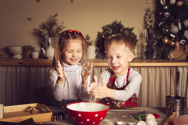 キッチンの子供たちは小麦粉で遊ぶ クリスマスの装飾 家族の伝統 クリスマスの食べ物 休日の前夜 — ストック写真