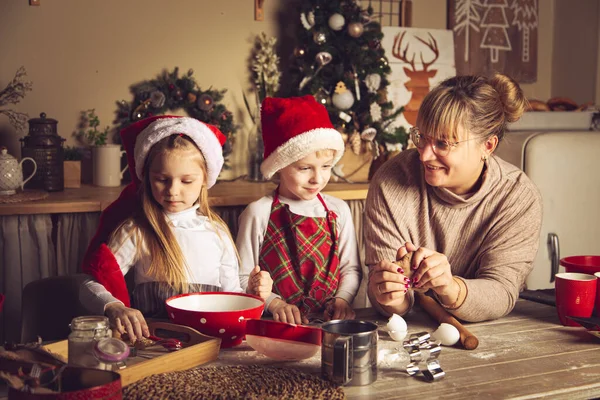 Мама Дети Готовят Печенье Кухне Рождественские Украшения Семейные Традиции Рождественская — стоковое фото