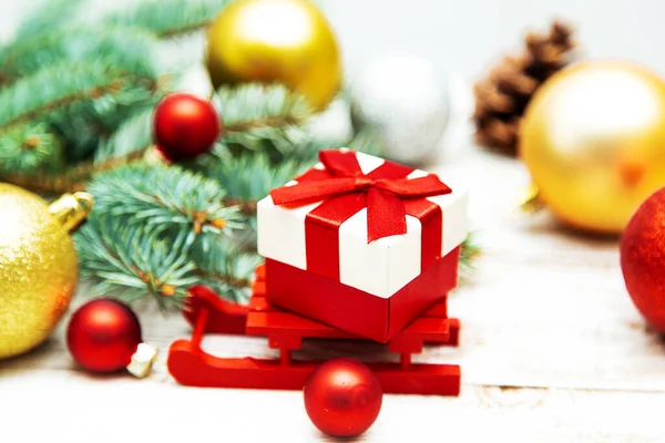 Cadeau Slee Sparren Takken Kerstballen Een Houten Achtergrond Kerstachtergrond Ansichtkaart — Stockfoto