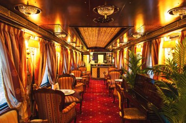 Lüks eski tren vagonunun içi. 20. yüzyılın başlarından kalma bir Retro treni. Ruskeala, Karelia, Rusya - 3 Aralık 2020 