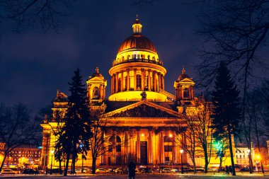 Kış gecesi Isaac Katedrali 'nde. Noel süsleri, gece manzarası. St. Petersburg, Rusya - 6 Ocak 2021. 