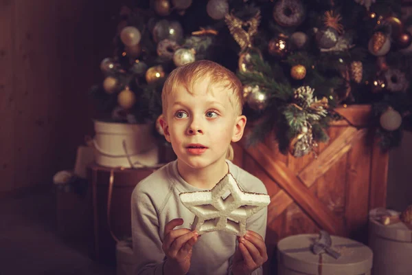 Jongen Zit Met Een Cadeau Bij Kerstboom Feestelijke Decoraties Gezellig — Stockfoto