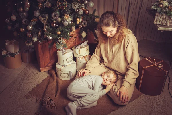 Mamma Figlio Sono Seduti Vicino All Albero Natale Decorazioni Festive — Foto Stock