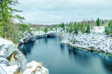 Karelia, Ruskeala 'da terk edilmiş mermer kanyon. Karlı kış manzarası. 