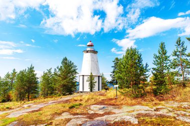 Onega Gölü yakınlarında terk edilmiş bir deniz feneri. Kuzey doğası. Rusya 'da seyahat. 