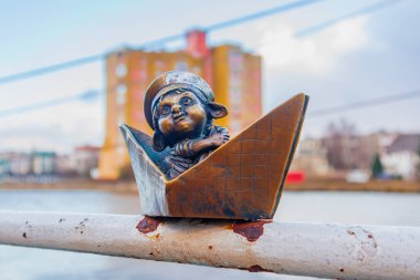 Teknedeki minyatür bronz bir homlin heykeli. Kalininingrad, Rusya - 17 Ocak 2022. 