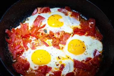 Kızartma tavasında domatesli yumurta. Yakın çekim, seçici odaklanma.
