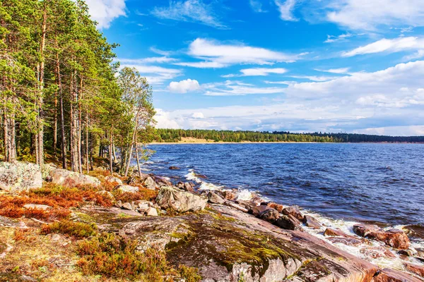オンガ湖の絵のように美しい海岸 岩やビーチ 北部の自然 ロシアへの旅行 — ストック写真