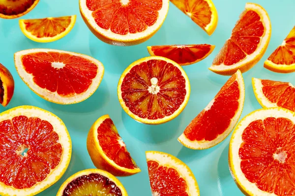 Hele Gesneden Sappige Rode Sinaasappels Grapefruits Een Blauwe Achtergrond Behang — Stockfoto