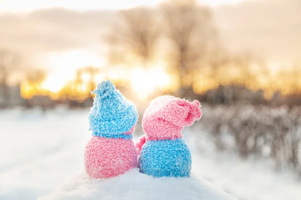 Carino Pupazzi Neve Fatti Casa Con Sciarpe Cappelli Guardando Tramonto — Foto Stock